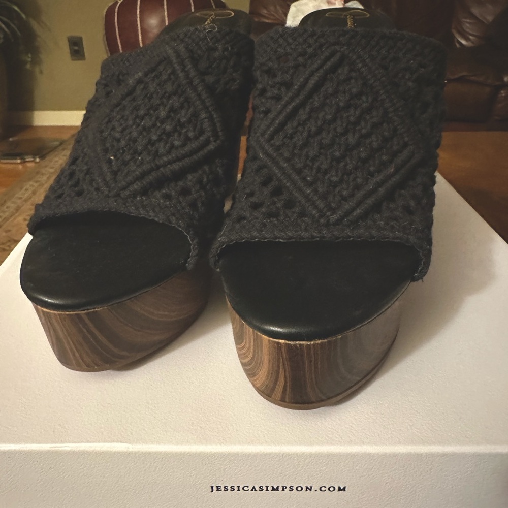 JESSICA SIMPSON SHELBIE 5 MACRAME SLIP ON HEELS
Condition:New in box
Heel: 5in